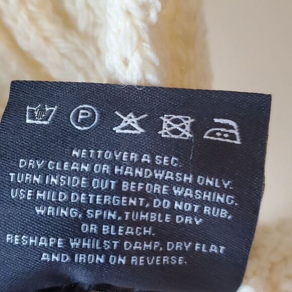 NWT ARAN WOOLEN MILLS Irish Merino Wool Pocket Scarf Wooden buttons Shawl Cream - Picture 8 of 11